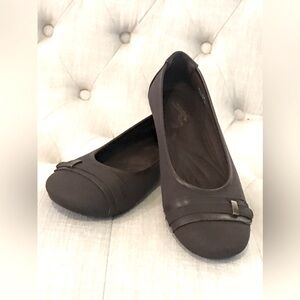 Easy Street Comfort Wave Brown Flats 7M Buckle Round Toe Faux Suede New NWOT